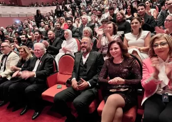 Achraf Abdel Baqi soutient sa fille Zeina avec “Qui croit”