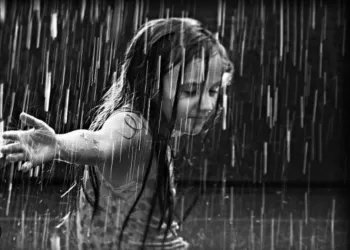 Marcher sous la pluie : 4 bienfaits inattendus