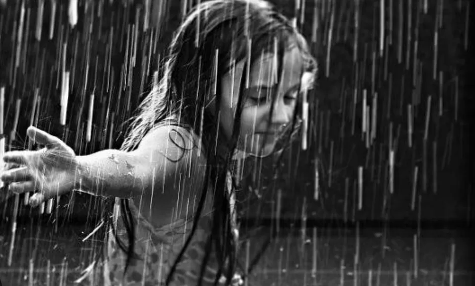 Marcher sous la pluie : 4 bienfaits inattendus 2 - Le Progrès Egyptien Marcher sous la pluie : 4 bienfaits inattendus 1 - Le Progrès Egyptien