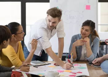 Manipulation, critique constante, égoïsme, victimisation : Le portrait du collègue toxique