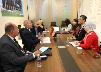 Le Gouverneur du Caire se réunit avec une délégation de l’Organisation mondiale des villes intelligentes