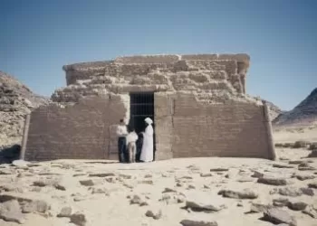 L’entrée d’un temple égyptien ressurgit dans le désert après 2 000 ans