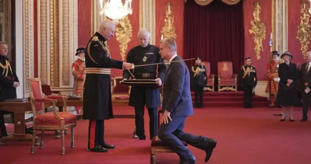 Épée sur l’épaule, Christopher Nolan fait chevalier par Charles III 2 - Le Progrès Egyptien Épée sur l’épaule, Christopher Nolan fait chevalier par Charles III 1 - Le Progrès Egyptien