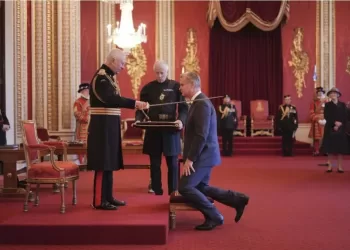 Épée sur l’épaule, Christopher Nolan fait chevalier par Charles III