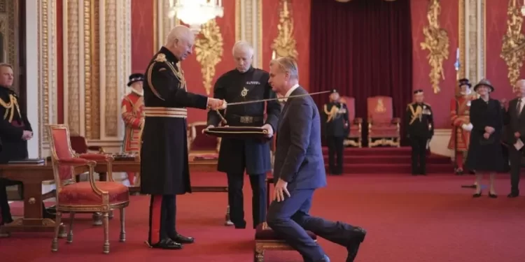 Épée sur l’épaule, Christopher Nolan fait chevalier par Charles III 1 - Le Progrès Egyptien