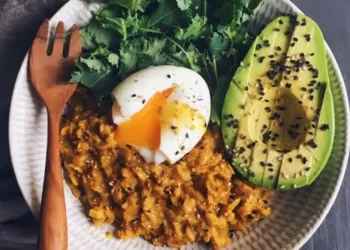 Un petit-déjeuner avec des œufs et des avocats, bon pour le cœur