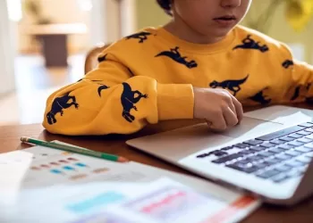 Campagne “Avec sûreté” pour protéger les enfants contre les dangers d’Internet