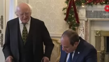 Le Président Al-Sissi signe dans le livre d’or à la Présidence irlandaise
