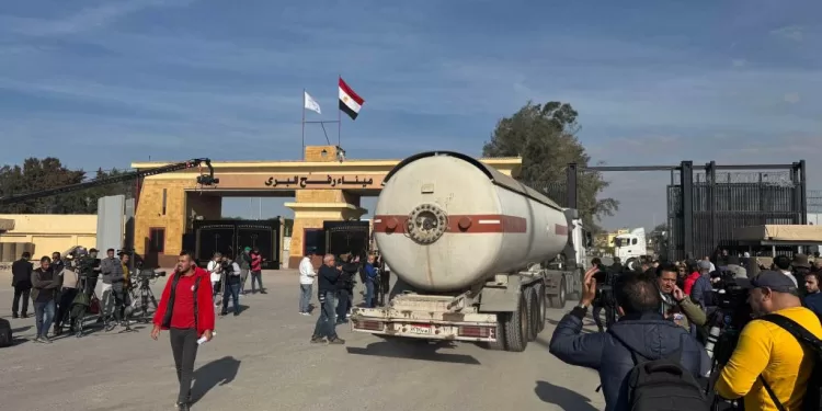 Les 1ers camions d'aide humanitaire pénètrent à Gaza depuis l'Egypte 2 - Le Progrès Egyptien Les 1ers camions d'aide humanitaire pénètrent à Gaza depuis l'Egypte 1 - Le Progrès Egyptien