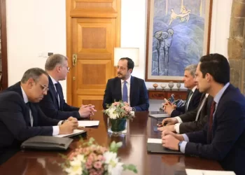 Le ministre du Pétrole remet une invitation du président Al-Sissi à son homologue chypriote pour le salon EGYPES