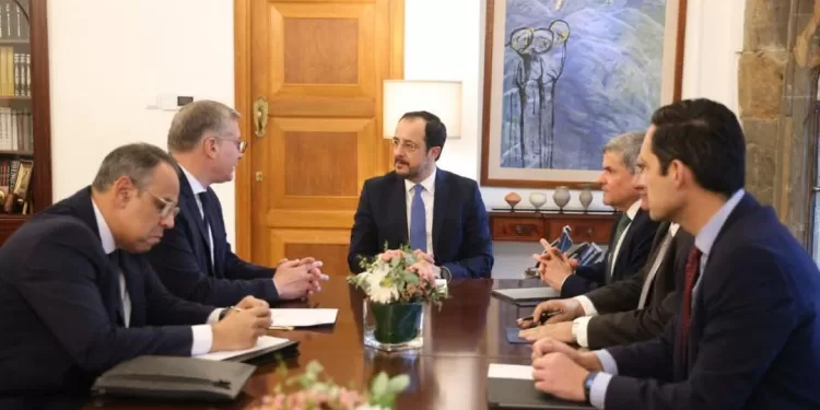 Le ministre du Pétrole remet une invitation du président Al-Sissi à son homologue chypriote pour le salon EGYPES 2 - Le Progrès Egyptien Le ministre du Pétrole remet une invitation du président Al-Sissi à son homologue chypriote pour le salon EGYPES 1 - Le Progrès Egyptien