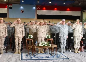 Le ministre de la Défense inspecte une base aérienne