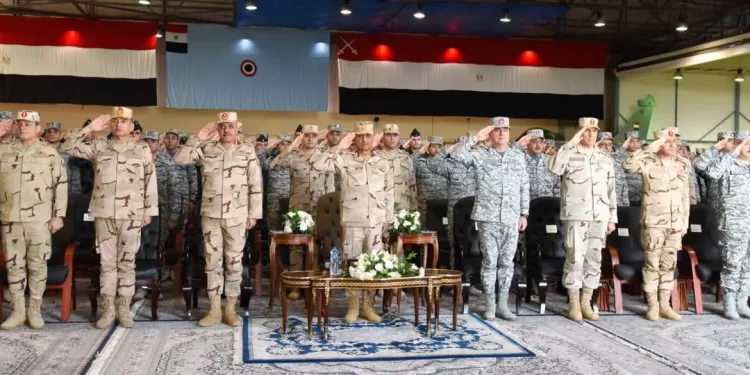 Le ministre de la Défense inspecte une base aérienne 1 - Le Progrès Egyptien