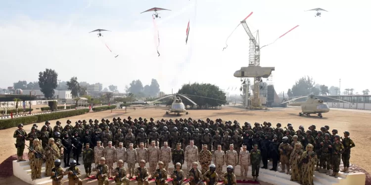 Le chef d’Etat-major inspecte les activités des parachutistes 1 - Le Progrès Egyptien
