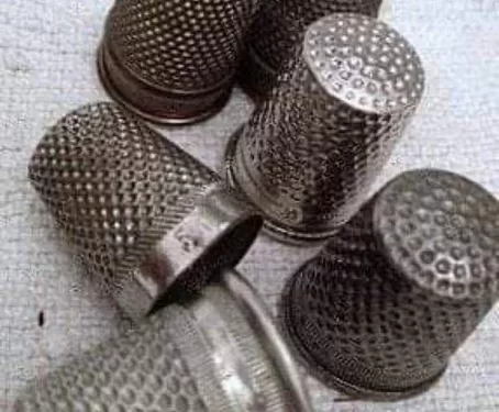 Le dé à coudre, aussi le dé verge 2 - Le Progrès Egyptien Le dé à coudre, aussi le dé verge 1 - Le Progrès Egyptien