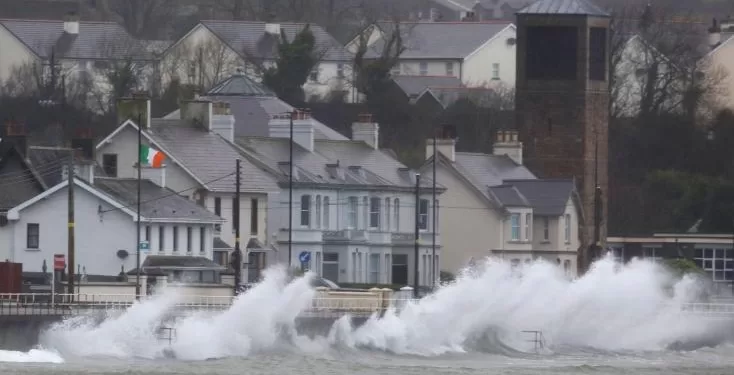 La tempête Eowyn balaye l'Irlande et l'Ecosse et prive de courant près d'un million de foyers 2 - Le Progrès Egyptien La tempête Eowyn balaye l'Irlande et l'Ecosse et prive de courant près d'un million de foyers 1 - Le Progrès Egyptien