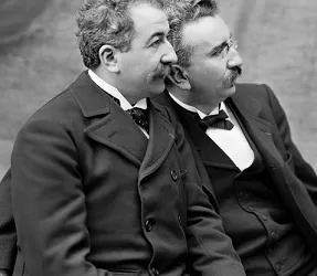 Les frères « Lumières », des génies derrière l’histoire du cinéma