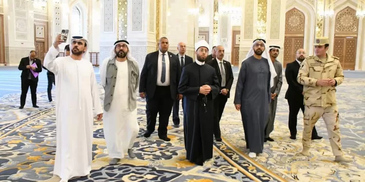 Une délégation de l'Université Mohammed ben Zayed en visite de la Grande Mosquée 1 - Le Progrès Egyptien