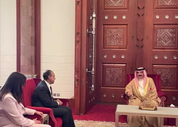 Le ministre des Affaires étrangères rencontre le roi de Bahreïn à Manama