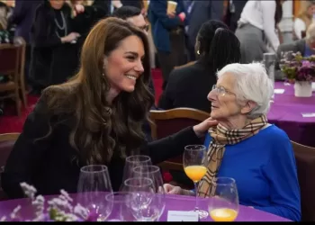 Auprès des survivants de la Shoah, Kate et William tout en sobriété et symboles