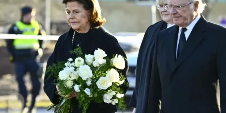 Carl Gustaf et Silvia de Suède rendent hommage aux victimes de la fusillade d'Örebro 2 - Le Progrès Egyptien Carl Gustaf et Silvia de Suède rendent hommage aux victimes de la fusillade d'Örebro 1 - Le Progrès Egyptien