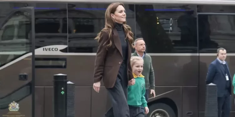 Kate Middleton accompagnatrice de sortie scolaire dans les rues de Londres 2 - Le Progrès Egyptien Kate Middleton accompagnatrice de sortie scolaire dans les rues de Londres 1 - Le Progrès Egyptien