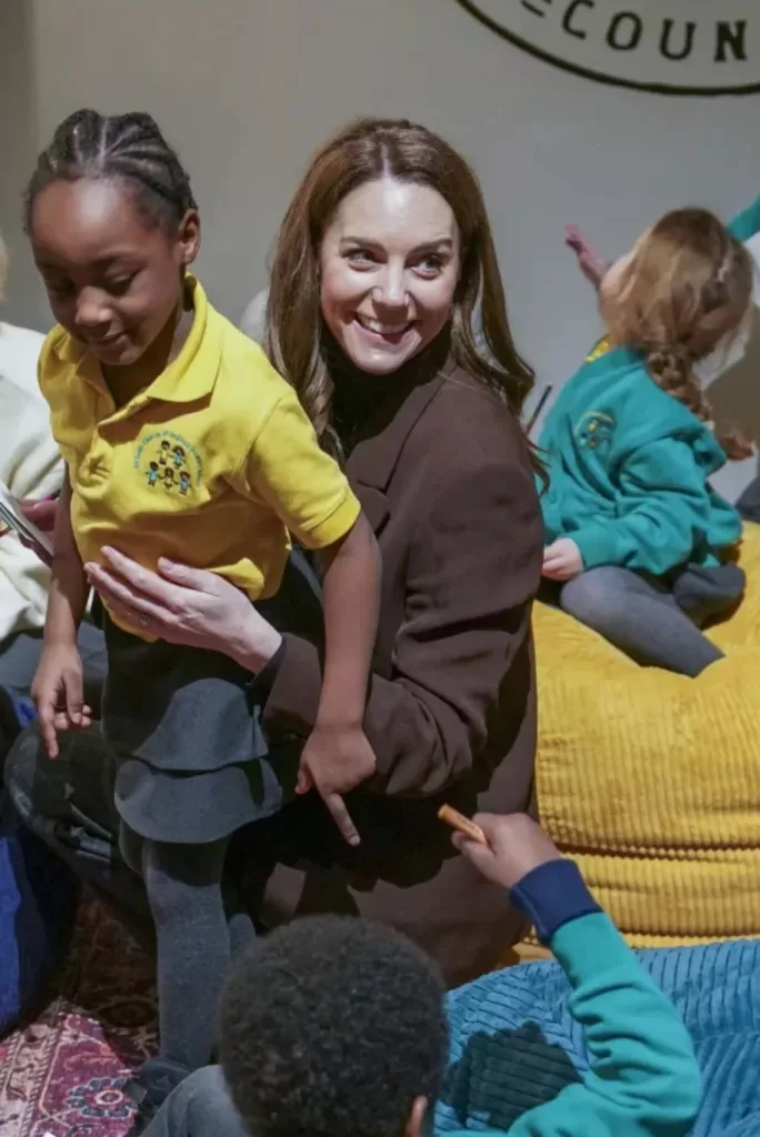 Kate Middleton accompagnatrice de sortie scolaire dans les rues de Londres 4 - Le Progrès Egyptien Kate Middleton accompagnatrice de sortie scolaire dans les rues de Londres 3 - Le Progrès Egyptien