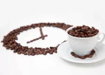 Boire du café le soir : Est-ce une bonne idée?