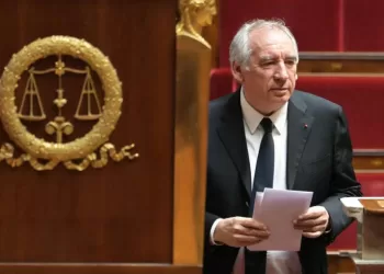 Budget: les socialistes écartent la censure, Bayrou dégaine ses premiers 49.3