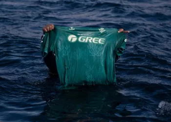 Espagne: le Betis Séville présente un maillot fabriqué à base d’algue