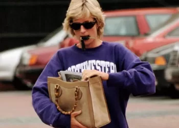 Meghan s’affiche avec le sweat-shirt de Diana