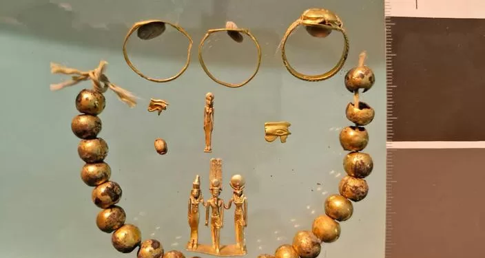 Des bijoux en or de 2600 ans retrouvés près du temple de Karnak 1 - Le Progrès Egyptien