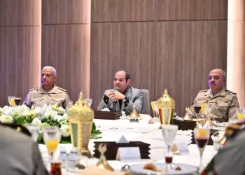 Al Sissi prend l’iftar avec les membres de l’Académie militaire
