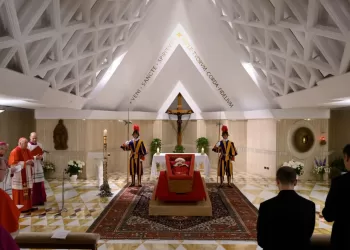 Le Vatican dévoile les premières images du corps du pape François