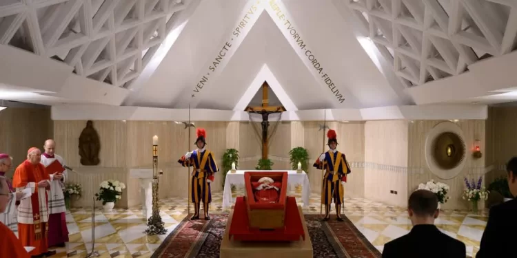 Le Vatican dévoile les premières images du corps du pape François 1 - Le Progrès Egyptien