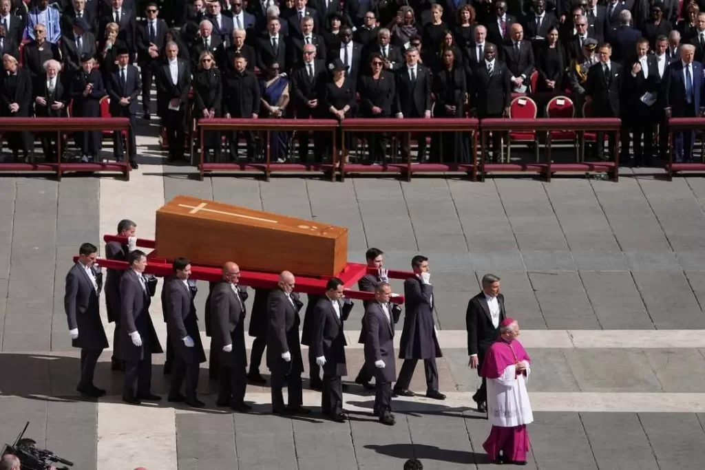Plus de 250 000 personnes aux funérailles du Pape (Photos) 12 - Le Progrès Egyptien Plus de 250 000 personnes aux funérailles du Pape (Photos) 11 - Le Progrès Egyptien