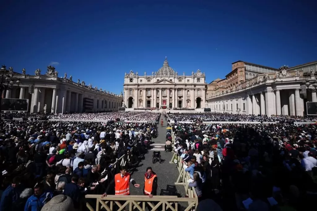 Plus de 250 000 personnes aux funérailles du Pape (Photos) 10 - Le Progrès Egyptien Plus de 250 000 personnes aux funérailles du Pape (Photos) 9 - Le Progrès Egyptien