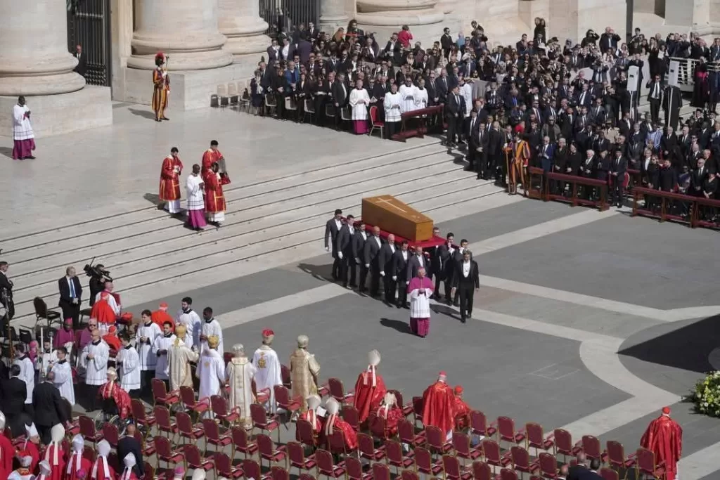 Plus de 250 000 personnes aux funérailles du Pape (Photos) 6 - Le Progrès Egyptien Plus de 250 000 personnes aux funérailles du Pape (Photos) 5 - Le Progrès Egyptien