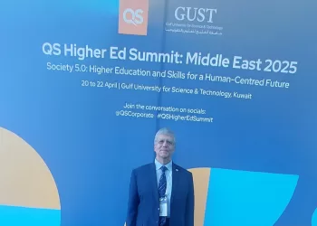 Le président de l’Université égypto-japonaise participe à une table ronde lors du sommet QS
