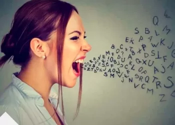 Que signifie le fait que des personnes parlent très fort, selon la psychologie?