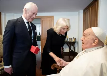 Visite surprise de Charles et Camilla au pape François convalescent