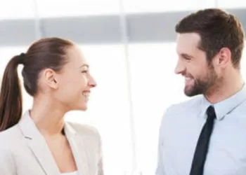 Que signifie le fait qu’une personne vous regarde toujours dans les yeux?