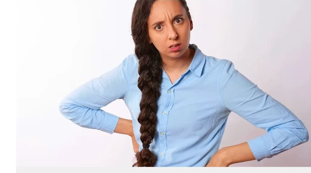Que signifie mettre les mains sur les hanches pendant une conversation, selon la psychologie? 1 - Le Progrès Egyptien