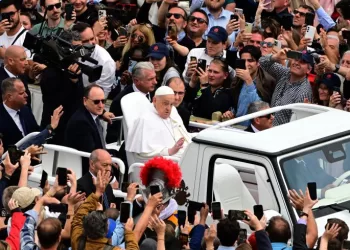 Malgré la fatigue, le pape s’offre un bain de foule pour Pâques