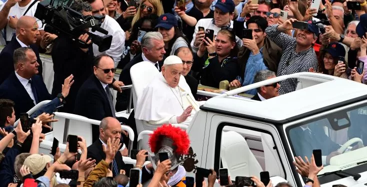 Malgré la fatigue, le pape s'offre un bain de foule pour Pâques 2 - Le Progrès Egyptien Malgré la fatigue, le pape s'offre un bain de foule pour Pâques 1 - Le Progrès Egyptien