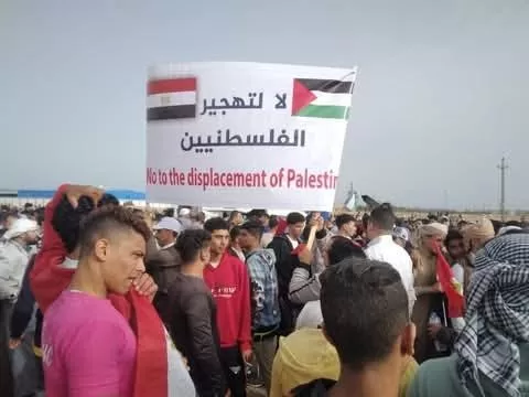 Sinaï du Nord: Des milliers d'Egyptiens manifestent contre le déplacement des Palestiniens 2 - Le Progrès Egyptien Sinaï du Nord: Des milliers d'Egyptiens manifestent contre le déplacement des Palestiniens 1 - Le Progrès Egyptien