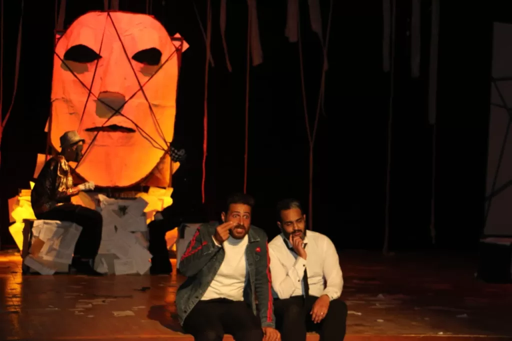 "Le vendeur de livres contrefaits" bouleverse le public au Festival des clubs de théâtre 8 - Le Progrès Egyptien "Le vendeur de livres contrefaits" bouleverse le public au Festival des clubs de théâtre 7 - Le Progrès Egyptien
