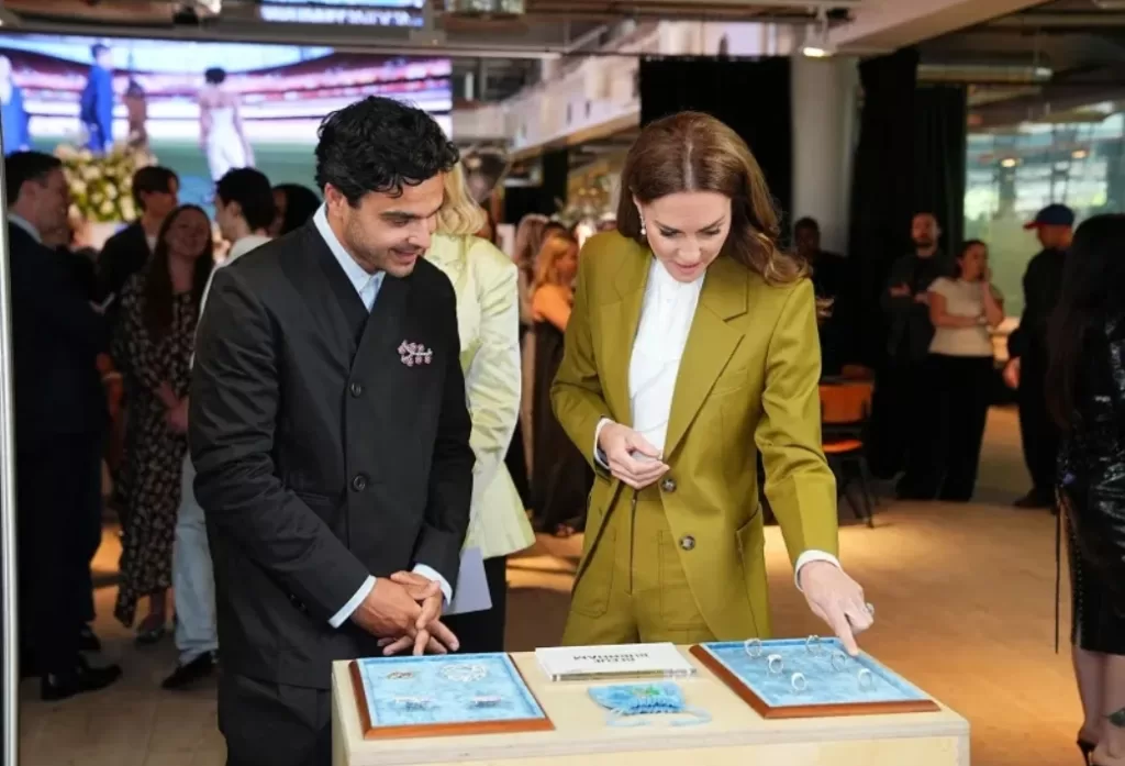 Kate Middleton étonne en Victoria Beckham pour récompenser les jeunes créateurs britanniques 8 - Le Progrès Egyptien Kate Middleton étonne en Victoria Beckham pour récompenser les jeunes créateurs britanniques 7 - Le Progrès Egyptien