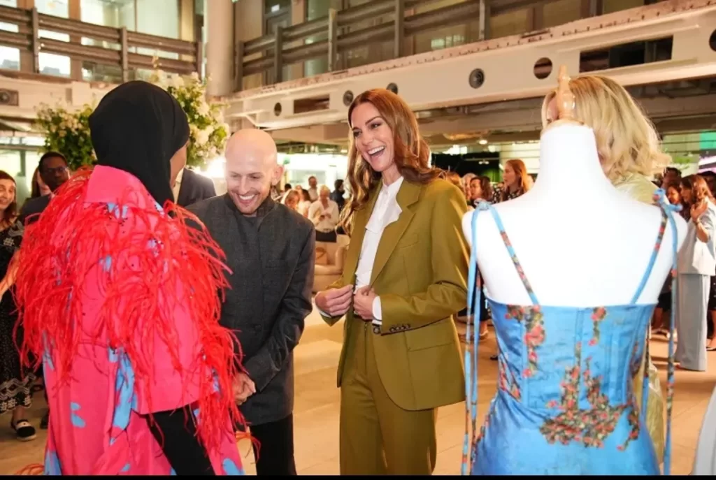 Kate Middleton étonne en Victoria Beckham pour récompenser les jeunes créateurs britanniques 6 - Le Progrès Egyptien Kate Middleton étonne en Victoria Beckham pour récompenser les jeunes créateurs britanniques 5 - Le Progrès Egyptien
