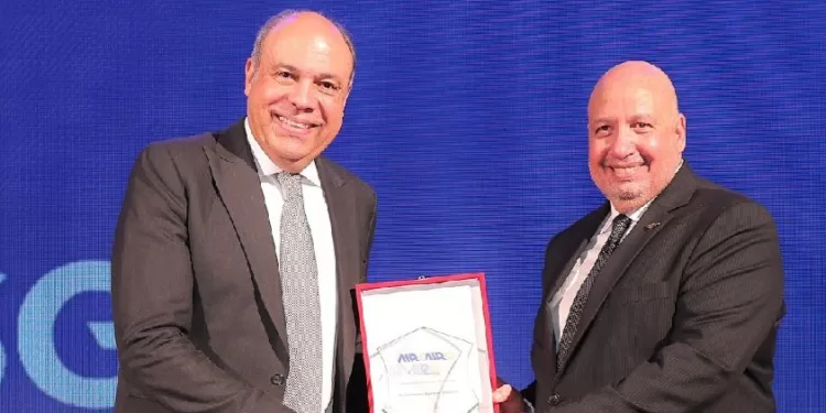 Lors de la célébration d'Air CairoAl-Hefni honore Chanan et Helmy 2 - Le Progrès Egyptien Lors de la célébration d'Air CairoAl-Hefni honore Chanan et Helmy 1 - Le Progrès Egyptien